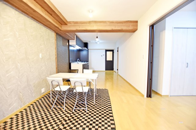 イスズハイツベル夙川公園の居間・リビング|みんなで寛げるLDKは16.6帖 ！リビングと洋室の境の扉が大きく開放でき広い空間としてご利用頂けます。リフォームの際にクロス・フローリング張替済の為、室内大変美麗です。 ぜひ一度、ご内覧ください。