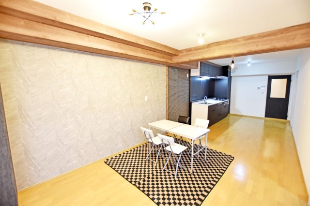 イスズハイツベル夙川公園の居間・リビング|リビングセットを置いても十分な広さが確保されています。
LDKに水回りを集約し無駄のない家事動線は毎日の暮らしに嬉しいポイントです！