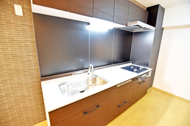 イスズハイツベル夙川公園のキッチン|収納豊富×機能性充実のシステムキッチン。
３口コンロとグリル付きで、お料理の幅が広がる嬉しいキッチンです！