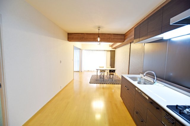 イスズハイツベル夙川公園のキッチン|壁付けキッチンはコンロが壁に向かって設置されているため、リビングダイニングに匂いが広がりにくいメリットがございます。リフォームの際に新調済の為ピカピカのキッチンで新生活を迎えることが出来ます。