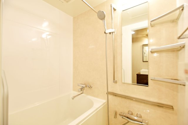 イスズハイツベル夙川公園の浴室|一日の疲れもゆったりと癒せる、ゆとりある広さのバスルーム。