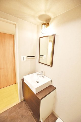 イスズハイツベル夙川公園の独立洗面台|お洒落な印象のスッキリとした洗面化粧台。
化粧台下に収納がありに日用品などしまうことができます。