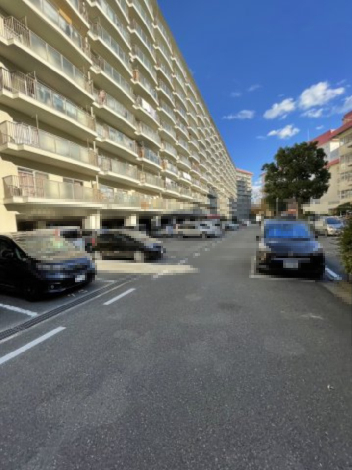クローバーハイツ森小路二号棟の駐車場