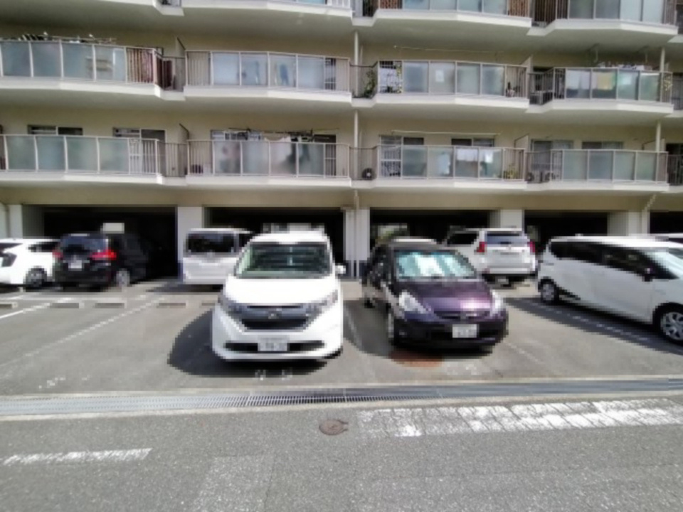 クローバーハイツ森小路二号棟の駐車場