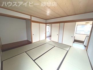 【和室】 | 瑞穂市穂積！軽量鉄骨造築35年！JR穂積駅まで徒歩7分！穂積小学校まで徒歩4分！リフォーム済みです！ | 瑞穂市穂積！軽量鉄骨造築35年！JR穂積駅まで徒歩7分！穂積小学校まで徒歩4分！リフォーム済みです！
