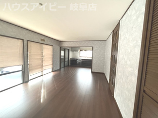 【居間・リビング】 | 瑞穂市穂積！軽量鉄骨造築35年！JR穂積駅まで徒歩7分！穂積小学校まで徒歩4分！リフォーム済みです！ | 瑞穂市穂積！軽量鉄骨造築35年！JR穂積駅まで徒歩7分！穂積小学校まで徒歩4分！リフォーム済みです！