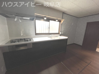 【キッチン】 | 瑞穂市穂積！軽量鉄骨造築35年！JR穂積駅まで徒歩7分！穂積小学校まで徒歩4分！リフォーム済みです！ | 瑞穂市穂積！軽量鉄骨造築35年！JR穂積駅まで徒歩7分！穂積小学校まで徒歩4分！リフォーム済みです！