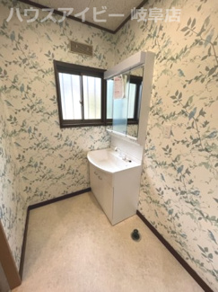 【独立洗面台】 | 瑞穂市穂積！軽量鉄骨造築35年！JR穂積駅まで徒歩7分！穂積小学校まで徒歩4分！リフォーム済みです！ | 瑞穂市穂積！軽量鉄骨造築35年！JR穂積駅まで徒歩7分！穂積小学校まで徒歩4分！リフォーム済みです！