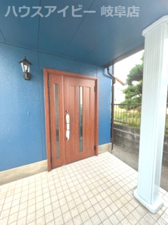 【玄関】 | 瑞穂市穂積！軽量鉄骨造築35年！JR穂積駅まで徒歩7分！穂積小学校まで徒歩4分！リフォーム済みです！ | 瑞穂市穂積！軽量鉄骨造築35年！JR穂積駅まで徒歩7分！穂積小学校まで徒歩4分！リフォーム済みです！