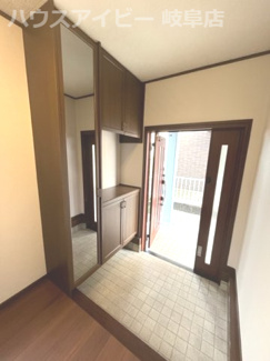 【玄関】 | 瑞穂市穂積！軽量鉄骨造築35年！JR穂積駅まで徒歩7分！穂積小学校まで徒歩4分！リフォーム済みです！ | 瑞穂市穂積！軽量鉄骨造築35年！JR穂積駅まで徒歩7分！穂積小学校まで徒歩4分！リフォーム済みです！