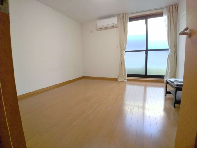 レオパレス外環富田林Ⅲの居間・リビング|ワイドな窓にて明るいお部屋