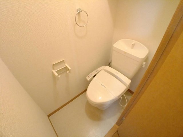 レオパレス外環富田林Ⅲのその他|明るく清潔感のあるトイレ