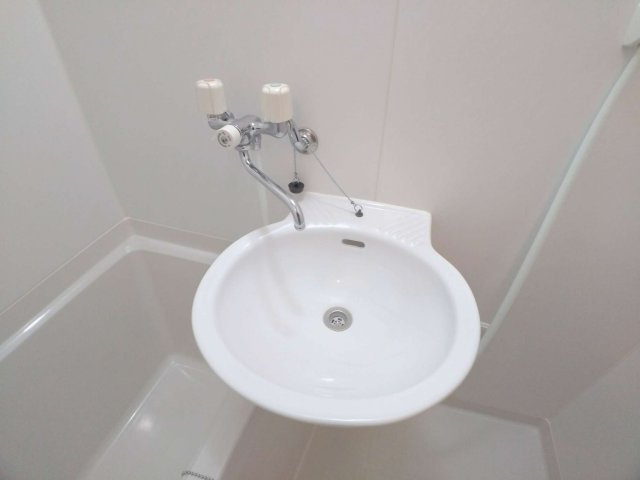 レオパレス外環富田林Ⅲの内装|鏡を備え　準備のしやすい洗面台