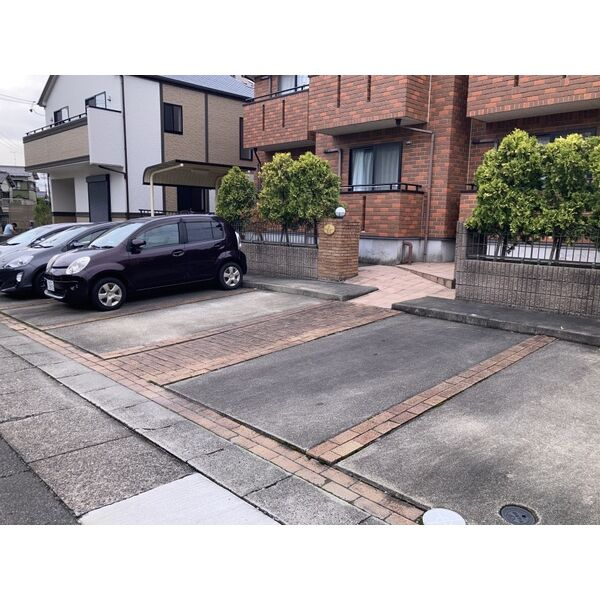 ヨーロピアンシャレー諸の木の駐車場