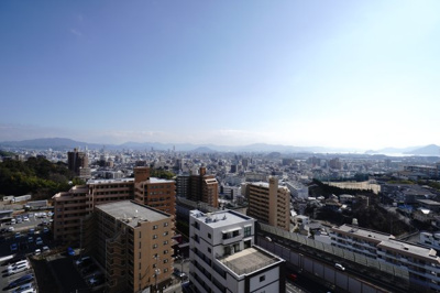 【展望】 |  【上質リノベ】ローレルコート古江 | 【四季を感じる】
四季の移ろい・爽やかな青空や風を感じられ
自然を愉しめるパノラマビュー。
毎日の暮らしに余裕を感じさせてくれる、
遮る物の無い開放的な眺望を是非、ご堪能ください。