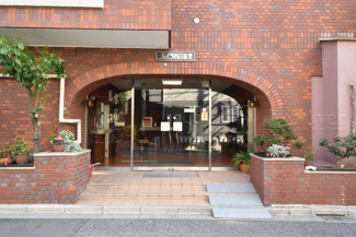 【エントランス】 | お客様を、そして住人を出迎えてくれるマンションのエントランス。ゴミが落ちていないことからも、管理状態の良さや住民の節度の高さが見て取れます。～即日のご見学可能～　お問合せはお気軽にどうぞ。