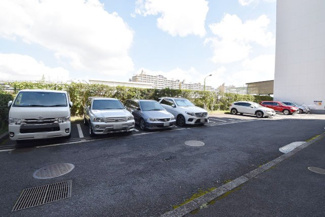 【駐車場】 | マンションの駐車場スペース。空きの有無や駐車料金、サイズ規定などについては、改めてお問い合わせください。～即日のご見学可能～　お問合せはお気軽にどうぞ。