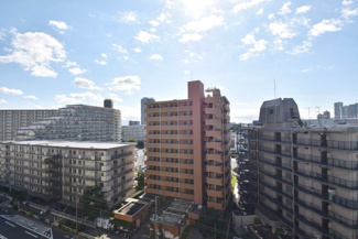 【展望】 | 眼前に広がる空の雄大さと、このお部屋の自慢の一つである「眺望」をご覧ください。毎日、この景色を独り占めできる新生活に夢が広がります。～即日のご見学可能～　お問合せはお気軽にどうぞ。