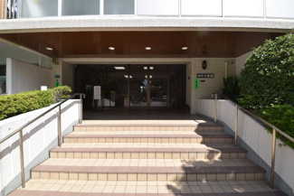 【エントランス】 | お客様を、そして住人を出迎えてくれるマンションのエントランス。ゴミが落ちていないことからも、管理状態の良さや住民の節度の高さが見て取れます。～即日のご見学可能～　お問合せはお気軽にどうぞ。
