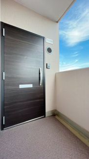 【その他共用部分】 | 大規模修繕で玄関ドアも綺麗です♪