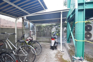 【その他共用部分】 | 屋根付きのバイク置き場。空きの有無や駐車料金、サイズおよび排気量規定などについては、改めてお問い合わせください。～即日のご見学可能～　お問合せはお気軽にどうぞ。