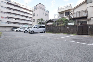 【駐車場】 | マンションの駐車場スペース。空きの有無や駐車料金、サイズ規定などについては、改めてお問い合わせください。～即日のご見学可能～　お問合せはお気軽にどうぞ。