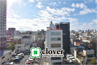 【展望】 | 眼前に広がる空の雄大さと、このお部屋の自慢の一つである「眺望」をご覧ください。毎日、この景色を独り占めできる新生活に夢が広がります。～即日のご見学可能～　お問合せはお気軽にどうぞ。