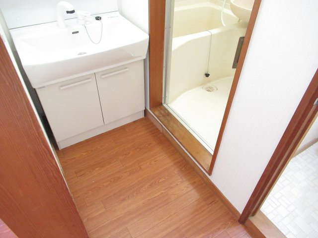 ムツミハイツＢの洗面所|コンパクトで使いやすい洗面所