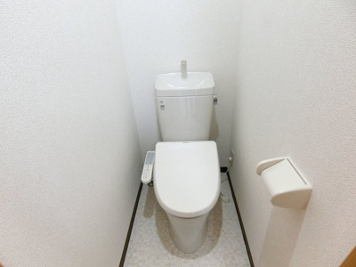 【トイレ】 | ファミール愛隣 | 温水洗浄便座付きのトイレ。