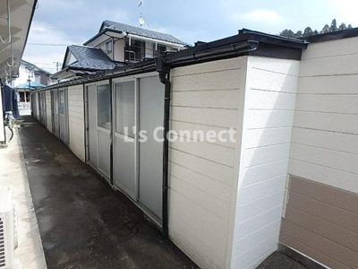 【その他共用部分】 | ファミール愛隣 | 外物置にはタイヤを収納できます。