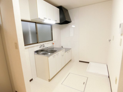 【その他】 | ファミール愛隣 | キッチンにも窓があります。