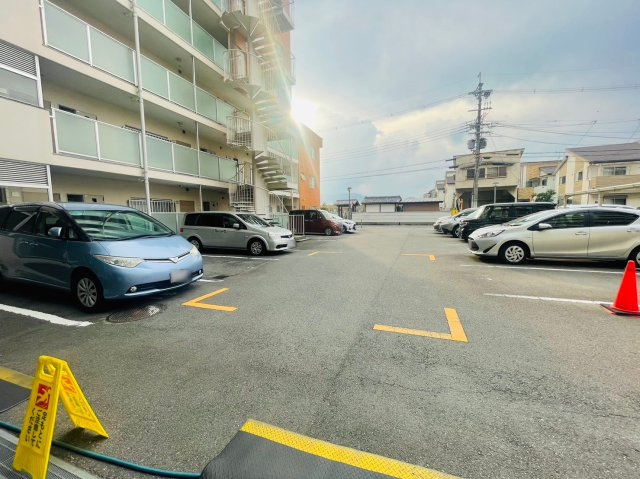 ハイラーク西京極の駐車場