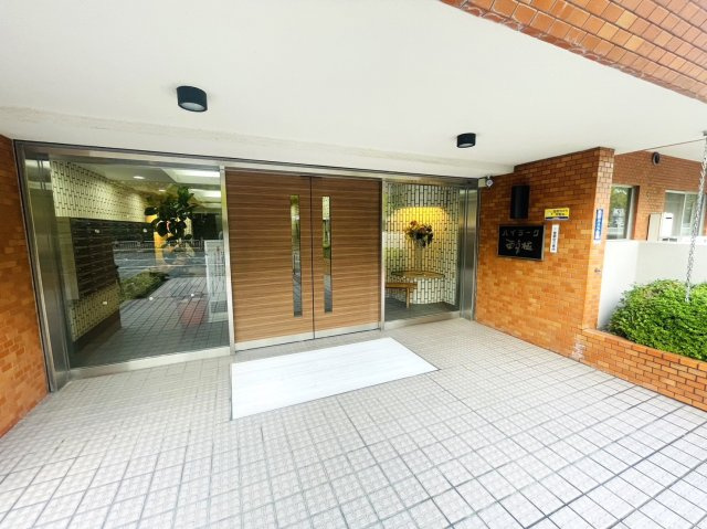 ハイラーク西京極のエントランス