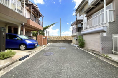 【前面道路含む現地写真】 | 枚方市津田北町２丁目　中古戸建 | 一度、実際にご覧になってみませんか？暮らしやすい周辺環境も含め、スタッフがご案内いたします。お家探しの第一歩としてでも大丈夫です(^^)/お気軽にお問い合わせ下さいね♪