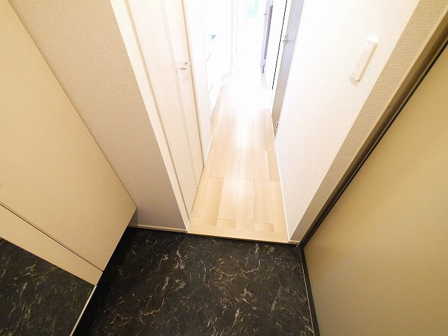 セレーノ東生駒Ｃの玄関|明るい玄関です