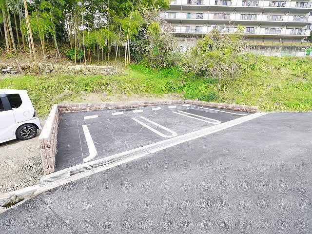 セレーノ東生駒Ｃの駐車場|駐車場完備です