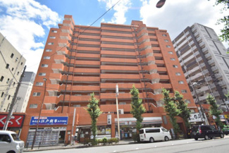 【外観】 | 青空によく映える建物です。手入れの行き届いた外壁やマンション正面エントランスなど、綺麗な姿をぜひ一度、現地にてご覧ください。～即日のご見学可能～　お問合せはお気軽にどうぞ。
