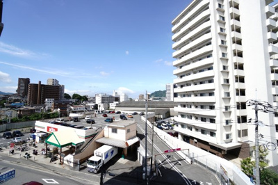 【展望】 | 【上質リノベ】ヴェルシャトー府中 | 【四季を感じる】
四季の移ろい・爽やかな青空や風を感じられ
自然を愉しめるパノラマビュー。
毎日の暮らしに余裕を感じさせてくれる、
遮る物の無い開放的な眺望を是非、ご堪能ください。