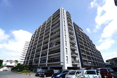 【外観】 | 【上質リノベ】ヴェルシャトー府中 | 【耐震性】
耐震性の高さを判断するポイントは、
建築確認申請日が1981年6月1日以降の
新耐震基準に適合しているかどうか。
震度６程度の大地震でも
建物が崩壊しないレベルが基準になりました。