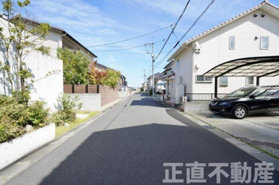 【前面道路含む現地写真】 | 6/25より★値下げしました！！【連島町連島／西阿知やR2バイパス近くで便利!!】☆彡３ＬＤＫ＋Ｓ・きれいな中古一戸建☆ | 北側道路は幅員が６ｍあるので見通しが良く広々としています