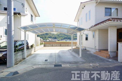 【駐車場】 | 6/25より★値下げしました！！【連島町連島／西阿知やR2バイパス近くで便利!!】☆彡３ＬＤＫ＋Ｓ・きれいな中古一戸建☆ | カーポートに２台駐車OK、奥まで詰めると３台は停めることが出来ます☆