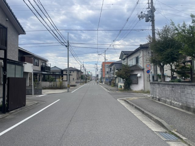 中央区関屋田町2丁目　売地の前面道路含む現地写真|現地に接道する道幅8.4mの道路は、交通量も少なく小鳥のさえずりが聞こえるほど静かな環境です。解放感が味わえる立地です。