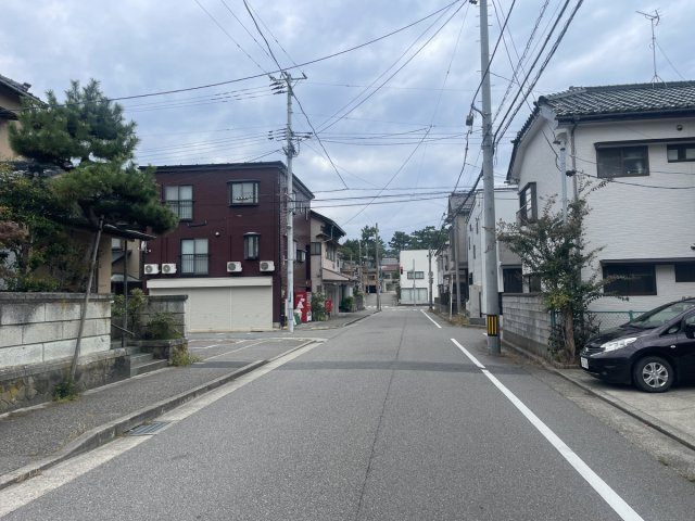 中央区関屋田町2丁目　売地の前面道路含む現地写真|前面道路は閑静な車通りの少ない道路。しっかり舗装もされているので、ベビーカーや自転車で通っても快適に通行できます。
