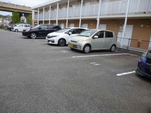 レオパレスフロレスタの駐車場