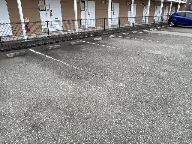 レオパレスフロレスタの駐車場
