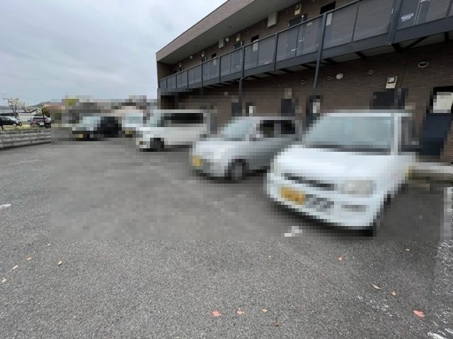 アンプルールクラージュサピエンスの駐車場