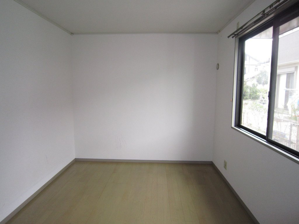 メルベーユ津福【キャッシュバック対象物件】の寝室|開放的な寝室です