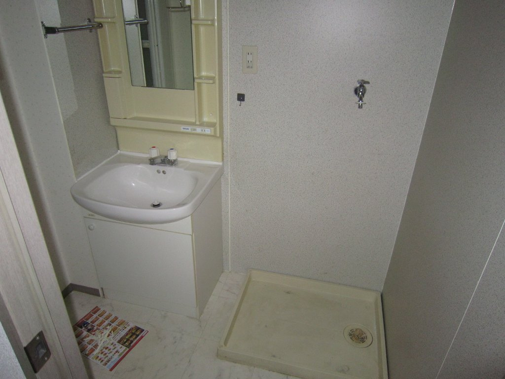 メルベーユ津福【キャッシュバック対象物件】の洗面所|ゆったりとスペースのある洗面所