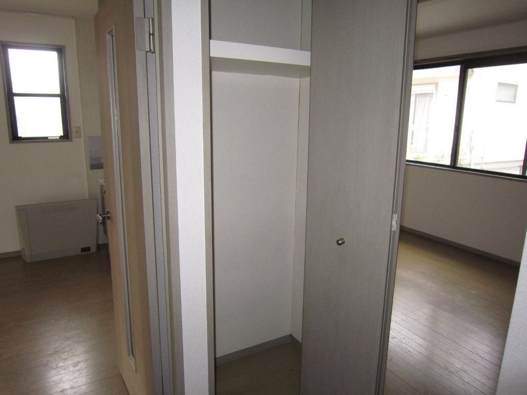 メルベーユ津福【キャッシュバック対象物件】の独立洗面台|玄関クローゼットです