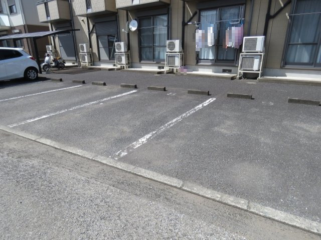 ジュネス栗原Ⅱの駐車場